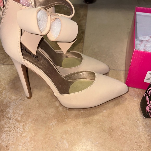 Cupid Cream Bow Heels - Picture 3 of 3
